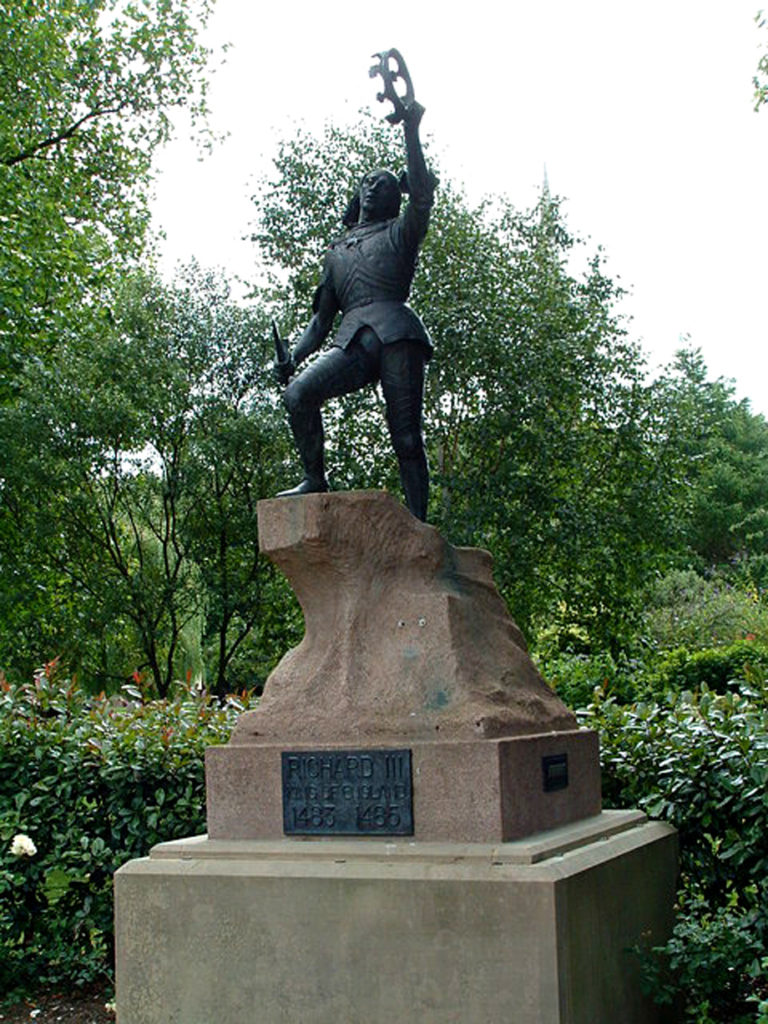 Pomnik króla Ryszarda III przy katedrze w Leicester. © Wikimedia Commons, geograph.org.uk, David Mastin