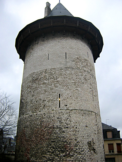 Wieża w Rouen, w której Joanna była więziona podczas procesu, znana dzisiaj Wieżą Joanny d'Arc. © Wikimedia Commons, Urban 2005. 