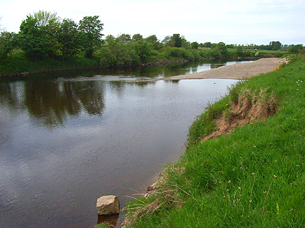 Współczesny widok rzeki Esk, nieopodal której, na tofowisku Solway Moss, doszło do kolejnego starcia między Anglikami a Szkotami. © Wikimedia Commons, Andrew Smith.