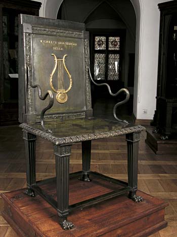 Krzesło Williama Szekspira – dziś eksponat muzealny. Własność Fundacji XX. Czartoryskich w Krakowie; http://www.muzeum.czartoryskich.pl. 